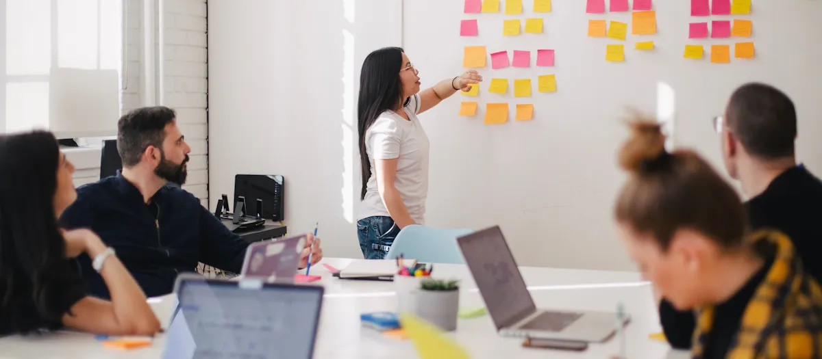 Team di professionisti che collaborano su un progetto software